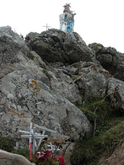 Croix laissées par les pèlerins, sous la Vierge d'Orisson.