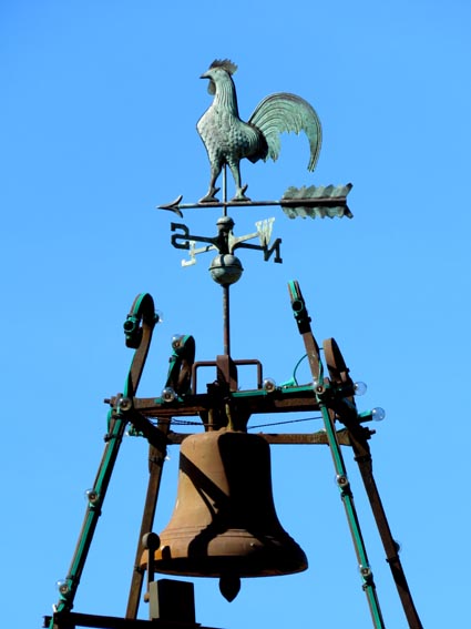 Le clocheton et la girouette de la mairie de Vailhan