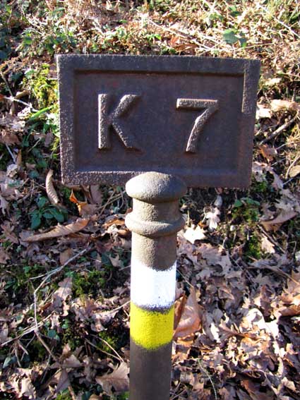 Panneau en fonte qui marque le kilomètre 7