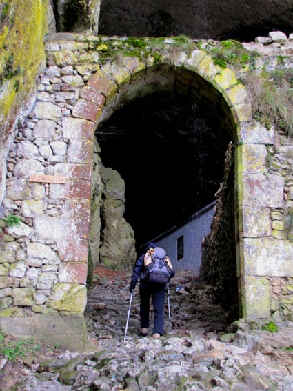 Nous franchissons la porte voûtée qui donne accès au tunnel San Adrian