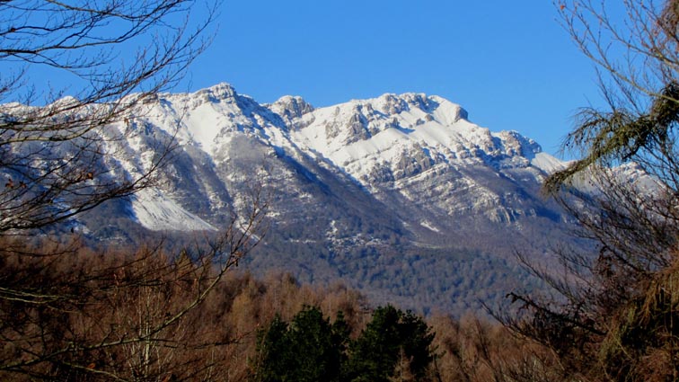 L'Aizkorri enneig est magnifiquement clair sur notre droite.