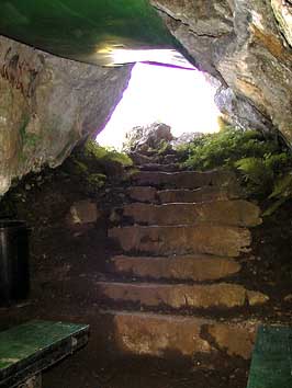 Grotte aménagée pouvant servir d'abri en cas de mauvais temps.