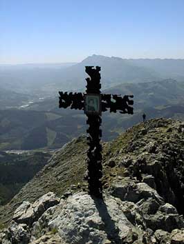Croix au sommet d'Udalaitz. A l'arrière le massif de l'Aizkorri.