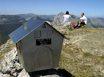 Maison "boite aux lettres" au sommet d'Udalaitz. Au fond Anboto et à gauche Gorbea.