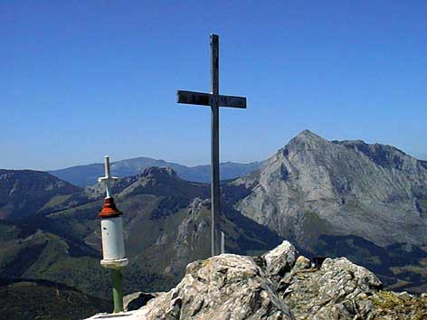 Gorbea et Anboto vus depuis Erdikoatxa.