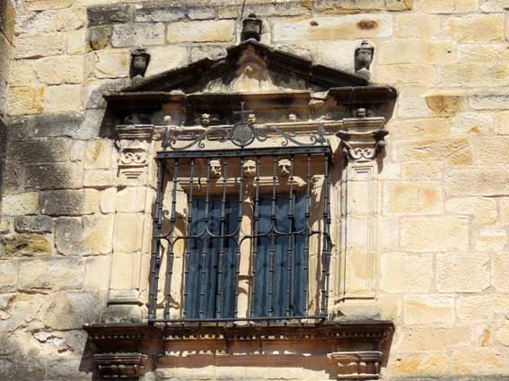 Fenêtre sud de l'église de Mañaria