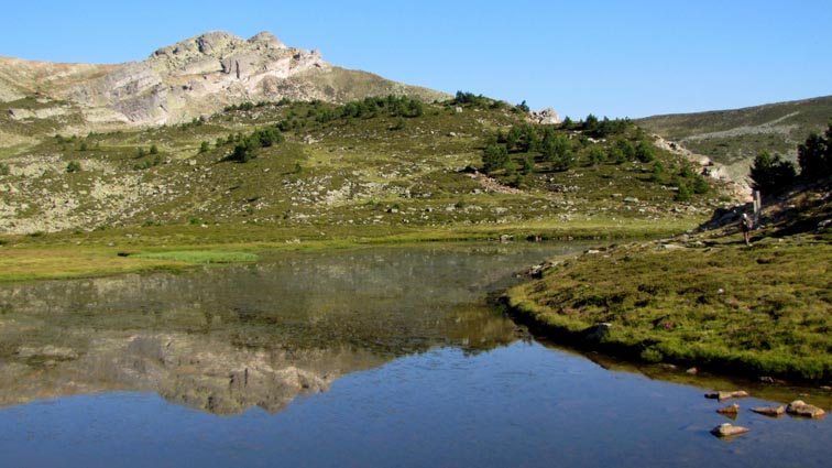 Un petit lac nommé "Laguna Larga", dans lequel se reflète le Pic Urbión.