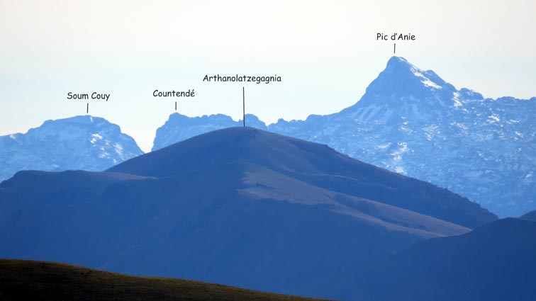 Zoom sur le Soum Couy, le Countendé et le Pic d'Anie, en arrière-plan d'Arthanolatzegagnia.