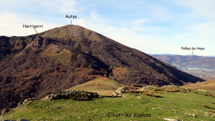 Hautza et Harrigorri vus depuis le sommet d'Elhorriko Kaskoa