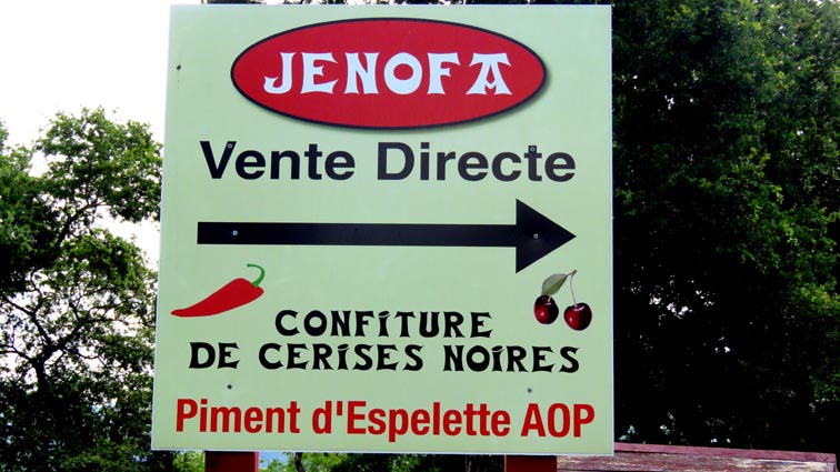 Nous passons devant la maison de "Jenofa", une productrice de confiture de cerises (excellente) et de piment d'Espelette.