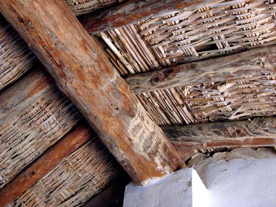 Le toit est en bambous tressés sous les tuiles.