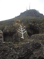 Croix surmonte d'un arbre de vie sous le sommet de la Rhune.