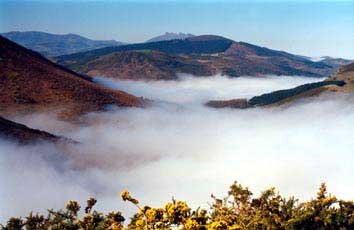 Mer de nuages, au fond les Trois-Couronnes (Penas de Haya)