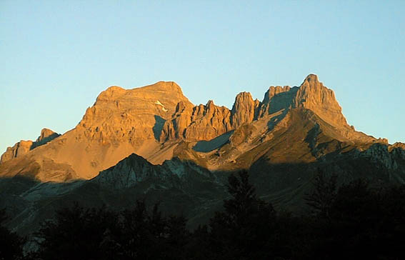 Le Pic d'Anie et le Coutend au lever de soleil.