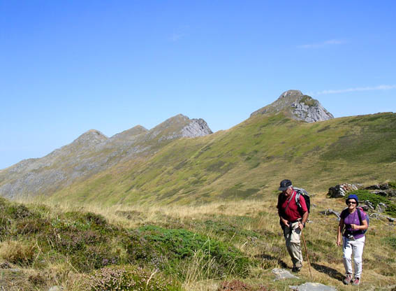 Traverse du col d'Aran avec le rocher d'Aran  l'arrire plan.