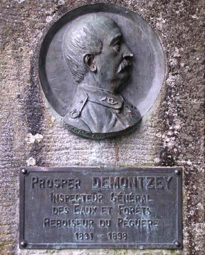 Stèle à la mémoire de Prosper Demontzey