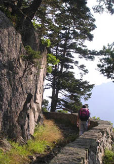 Le superbe chemin bti sur le versant Sud-Est du Pgure.