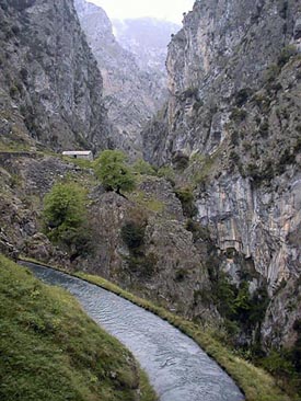 Le canal surplombant les gorges.