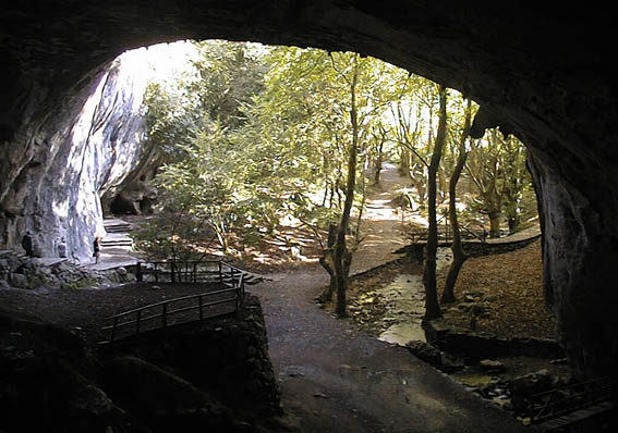 Entrée de la grotte de Zugarramurdi.
