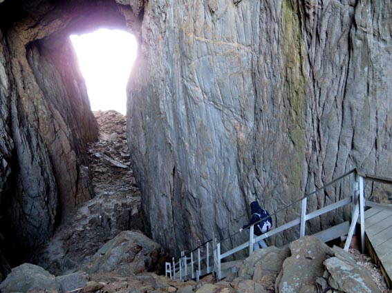 Nous traversons cet immense tunnel naturel en descendant un escalier en bois parfaitement bien sécurisé.