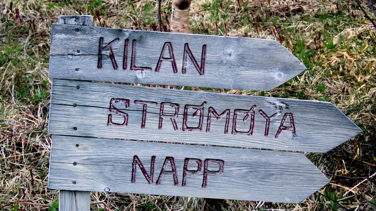 Un panneau indique trois directions : Kilan, Strømøya et Napp. Le Nesheia que nous comptons faire n'est pas cité, mais c'est le bon sentier.